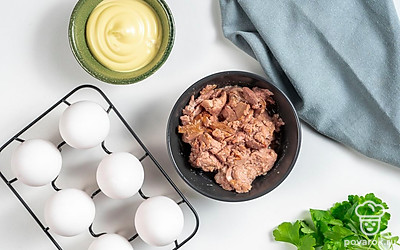 Яйца промойте и заранее отварите 10 минут, опустив их в кипящую воду. После переложите их в прохладную воду. Промойте зелень под холодной водой и обсушите. Откройте банку с печенью трески и слейте масло.