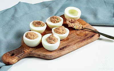 Нафаршируйте яйца. Полученной массой наполните каждую половинку яичного белка. Это можно сделать чайной ложкой или с помощью кондитерского мешка.