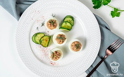 Для красивой подачи украсьте каждую половинку яйца зеленью укропа.