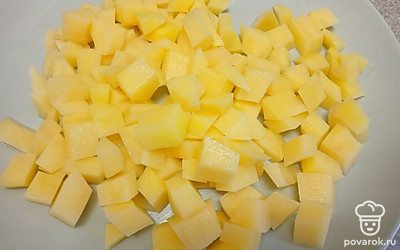 Картофель нарежьте небольшими кубиками, добавьте в утиный бульон, варите 5 минут.