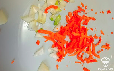 Добавьте нарезанный репчатый лук, немного зеленого лука и натертую на крупной терке морковь.