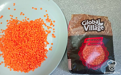 Добавьте промытую красную чечевицу. 