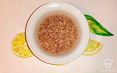 Перловку промойте под проточной водой. Поставьте варить на среднем огне около 80 минут. 