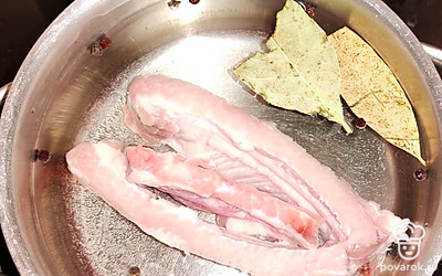 Свинину помойте и поставьте варить в отдельной кастрюле. Добавьте лавровый лист, перец горошком, соль. Томите до готовности мяса. 