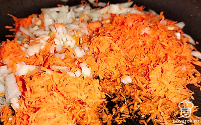 Репчатый лук и морковь очистите. Морковь натрите на мелкой терке, лук мелко нарежьте. Обжарьте лук и морковь на разогретой сковороде с добавлением оливкового масла.