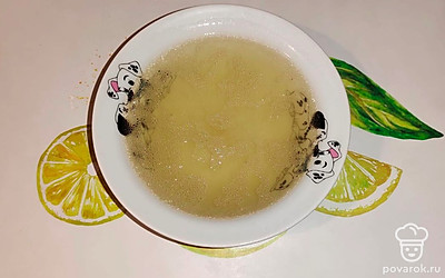 Свиной бульон процедите. Добавьте в кастрюлю, где варится перловка и картофель вместе с мясом.