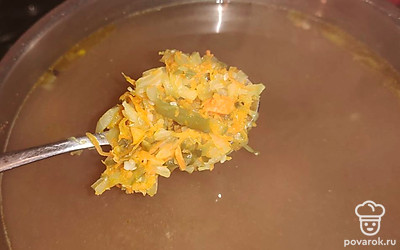 Готовую зажарку выложите в кастрюлю с супом. Доведите до кипения и снимите с плиты. 