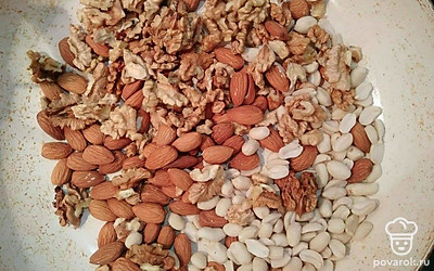 Помойте сухофрукты под водой несколько раз. Выложите на бумажное полотенце, просушите. Измельчите на разделочной доске сухофрукты при помощи ножа.