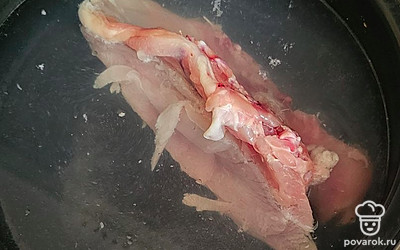 Отварите курицу (30 минут). Затем я отделяю мякоть от кости.