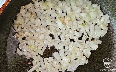 Обжарьте лук на растительном масле. 