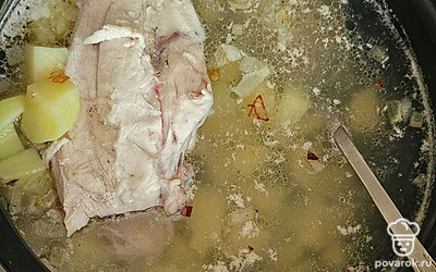 Добавьте к курице обжаренный лук и нарезанную картошку. Варите 10 минут.