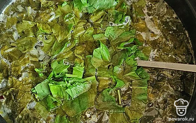 Посолите суп, добавьте щавель. Варите 10 минут.