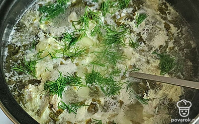 Яйца взбейте вилкой, влейте в кастрюлю по чуть-чуть. Добавьте зелень. Варите еще 5-10 минут.