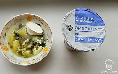 В готовый суп добавьте сметану. 