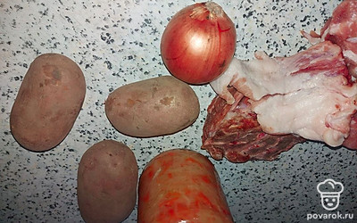 Мясо помойте, залейте 3 литрами воды и отварите (15 минут).