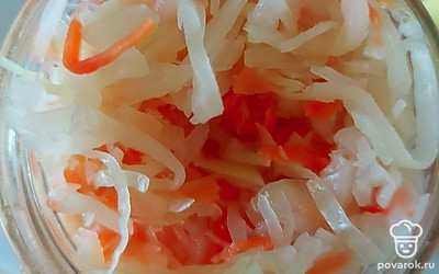 Маринованную капусту добавьте в кастрюлю с мясом.