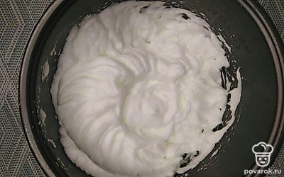 Возьмите яйца, отделите желтки от белков. Желтки переложите в другую посуду. Белки взбейте до образования пышной массы.