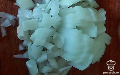 Лук мелко нарежьте, добавьте в кастрюлю.