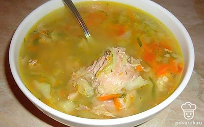 Если капуста без моркови, добавьте в суп морковь. Можно добавить свежий перец и помидоры.