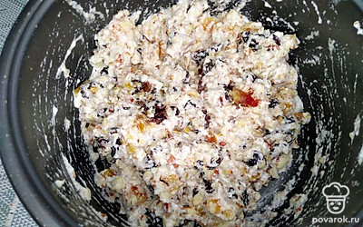 Отправьте измельченные орехи и сухофрукты в белковую массу. Перемешайте вилкой и дайте постоять. Когда орехи пропитаются массой можно их запекать.