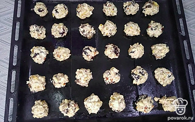 При помощи ложки, выложите по не многу массу в руку, сформируйте шарик и выложите на противень. Отправьте запекаться в духовку при температуре 200 градусов на 20 минут до готовности.