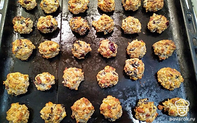 Подавайте сладкие орешки в пиале порционно или выложите в большую тарелку. По желанию смешайте орешки с изюмом или сухими фруктами. Подавайте как самостоятельную закуску или с джемом.