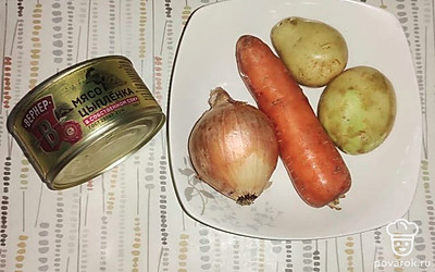Репчатый лук, морковь, картошку почистите. Морковь натрите на крупной терке. Репчатый лук мелко нарежьте.