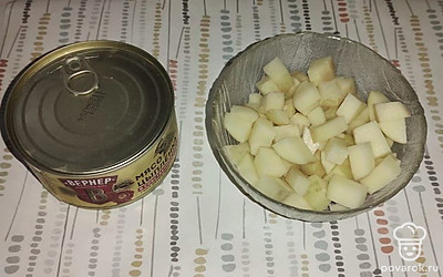 Картошку нарежьте кубиками. Варите до готовности с добавлением лаврового листа, розового перца горошком и соли.