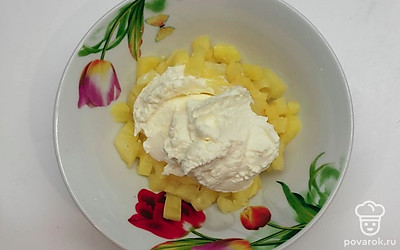 В разогретую до 200 °C духовку отправьте противень и запекайте «бочонки» в течение 15-20 минут. Затем готовые изделия отставьте в сторону, до полного остывания. Прижмите или разорвите серединки «бочонков». Теперь приготовьте начинку: в небольшую миску положите творожный сыр, ананасы нарежьте мелкими кусочками и тоже добавьте в миску, все хорошо перемешайте.