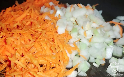 Морковь и репчатый лук обжарьте на разогретой сковороде с добавлением растительного масла. 