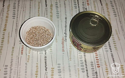 Крупу помойте под проточной водой. Когда картофель будет сварен до полуготовности, добавьте ее в бульон.