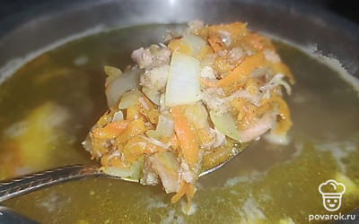 Поджарку с мясом добавьте в кастрюлю к картофелю и крупе, доведите суп до кипения. Приятного аппетита!