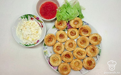 Полученную массу выложите в середины «бочонков», а сверху, при помощи чайной ложечки, аккуратно сформируйте горки из красной икры. Полученное блюдо затяните пищевой пленкой и держите в холодильнике, до самой подачи на стол.