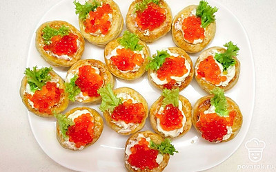 Подавайте фаршированные бочонки с красной икрой на большом плоском блюде, украсьте листьями салата или любой другой зеленью.