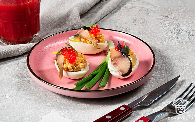 Яйцо, фаршированное скумбрией — Рецепт с фото