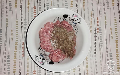 Фарш смешайте с солью и специями.