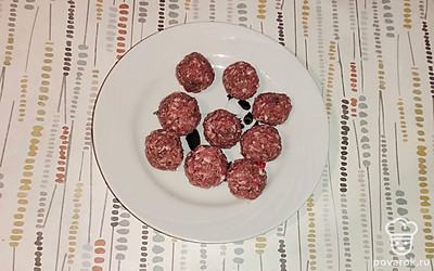 Сформируйте фрикадельки.