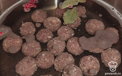 Отправьте их в кипящую воду, добавьте лавровый лист и розовый перец горошком.