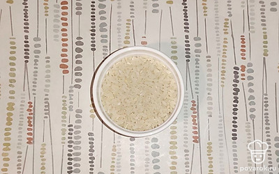 Затем промойте рис и добавьте в кастрюлю к фрикаделькам. Варите на среднем огне.