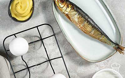 Куриные яйца обработайте 3%-ным раствором соды, промойте, сварите вкрутую, остудите и затем почистите. Скумбрию разделайте на филе без кожи и костей. Петрушку промойте и просушите, затем листья отделите от стебля. Сыр порежьте тонкими ломтиками.