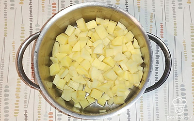 Почистите картофель, нарежьте кубиком. Отправьте в кастрюлю с супом.