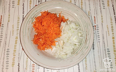 Почистите репчатый лук и морковь. Морковь натрите на мелкой терке, лук мелко нарежьте. Сделайте зажарку на сковороде с добавлением масла.