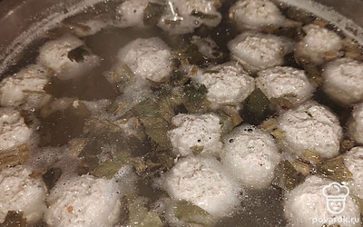 За 5 минут до готовности всех ингредиентов в супе, добавьте в него измельченные листья сельдерея.