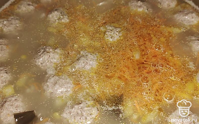 Затем добавьте в суп зажарку. Подождите, пока суп закипит, и снимите кастрюлю с огня. Приятного аппетита!