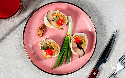 Яйца, фаршированные скумбрией, положите на небольшое блюдце, украсьте листьями петрушки, рядом положите ломтики сыра веером.