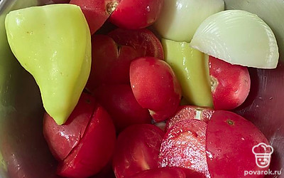 Разогрейте духовку до 180 градусов. Вымойте овощи. Помидоры нарежьте на несколько частей. На этом этапе можете срезать плодоножку. Я этого не делала, так как помидоры домашние. Перец очистите от семечек и разрежьте пополам. Я взяла меньше, так как не очень его люблю. Лук очистите и разрежьте на половинки. Чеснок очистите от шелухи. 