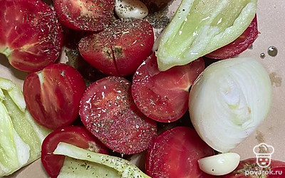 Выложите овощи на противень, застреленный тефлоновым ковриком или пергаментной бумагой. Посыпьте сахаром, солью, специями. Полейте маслом. 