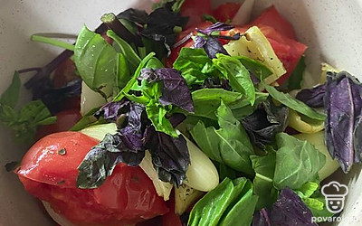 Выложите все овощи в кастрюлю. Добавьте базилик, по ставьте на маленький огонь. Долейте воду. Варите после закипания 10 минут. Как только овощи станут достаточно мягкими, снимите кастрюлю с огня.