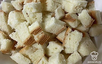В это время нарежьте хлеб на кубики. Выложите на противень. Готовьте в духовке 10 минут при 180 градусах. 