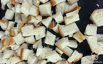 Достаньте сухарики, они пригодятся для подачи. 